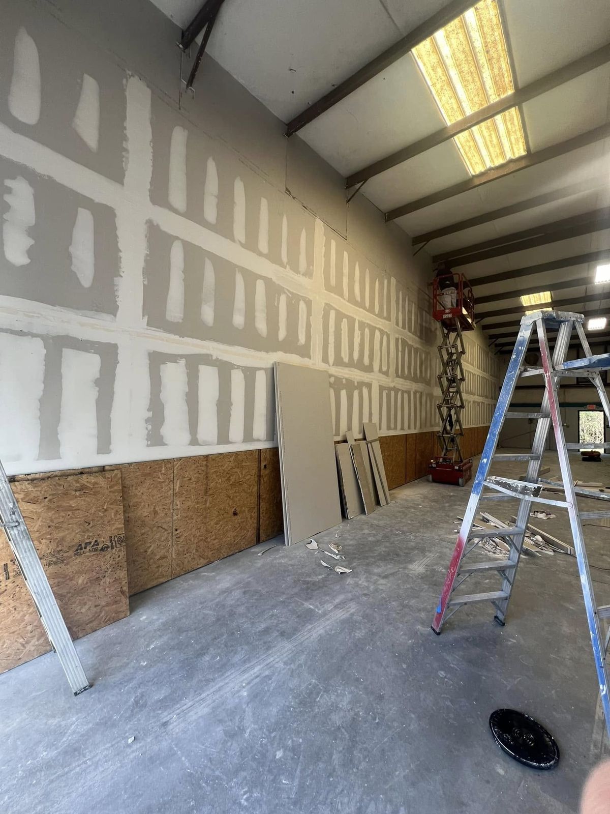 Large-scale commercial drywall installation and finishing in a Jacksonville warehouse
